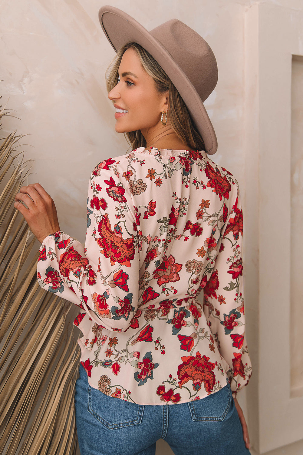Raznobojna cvjetna bluza s peplumom s V izrezom i vrpcom