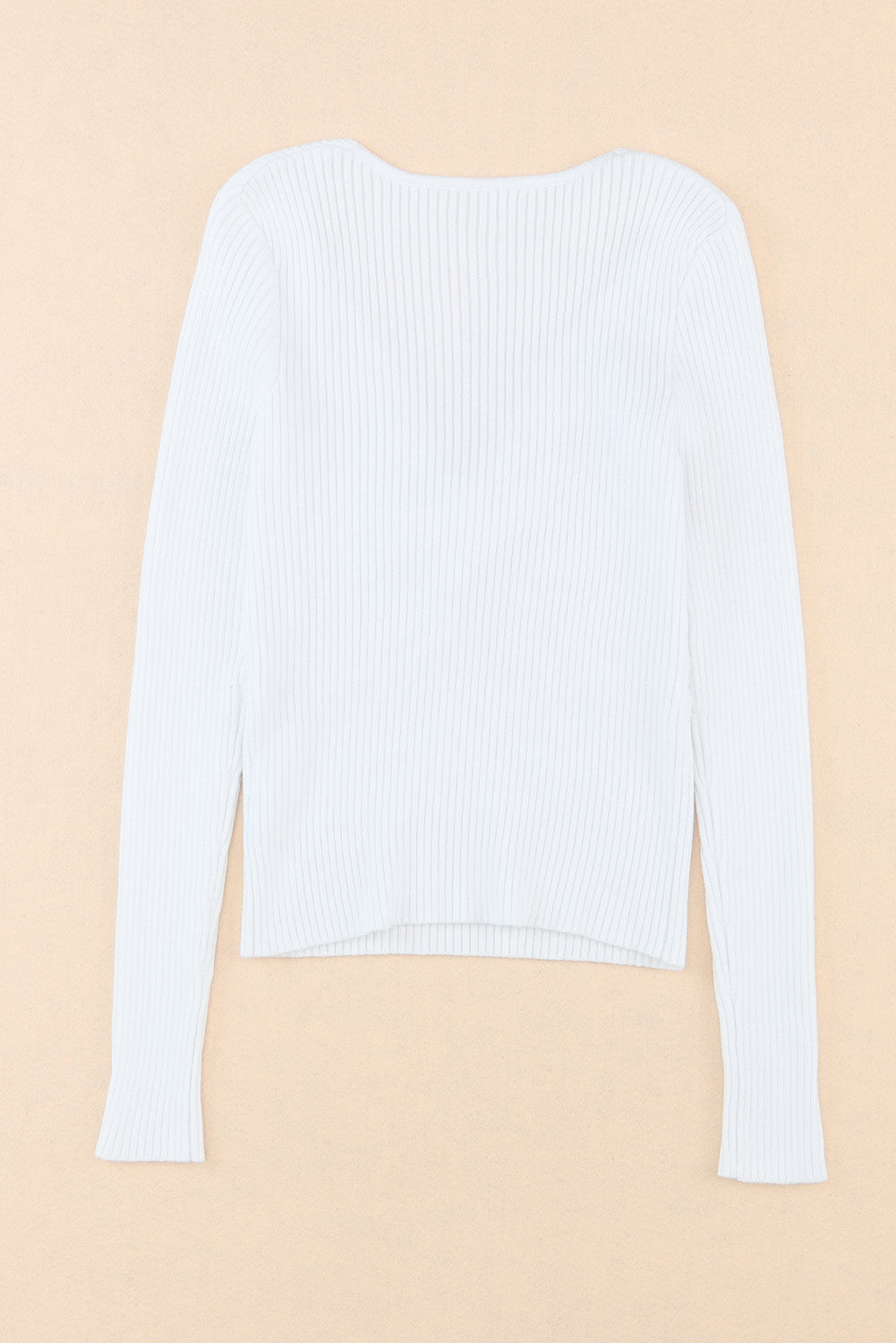 Bijeli pulover s V izrezom s križnim kabelima