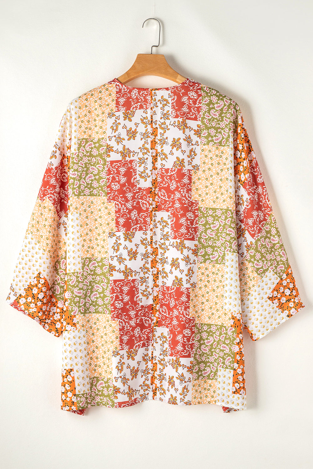 Weißer Kimono mit offener Vorderseite im Boho-Patchwork-Stil mit Blumenmuster