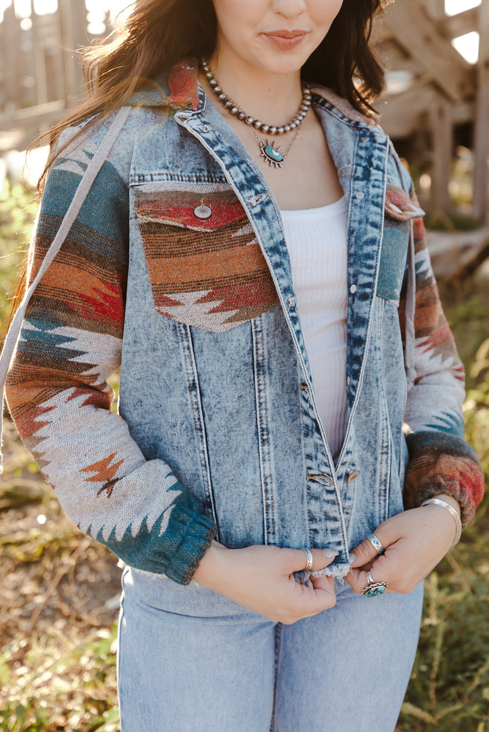 Veste en jean multicolore à imprimé aztèque et ourlet effiloché
