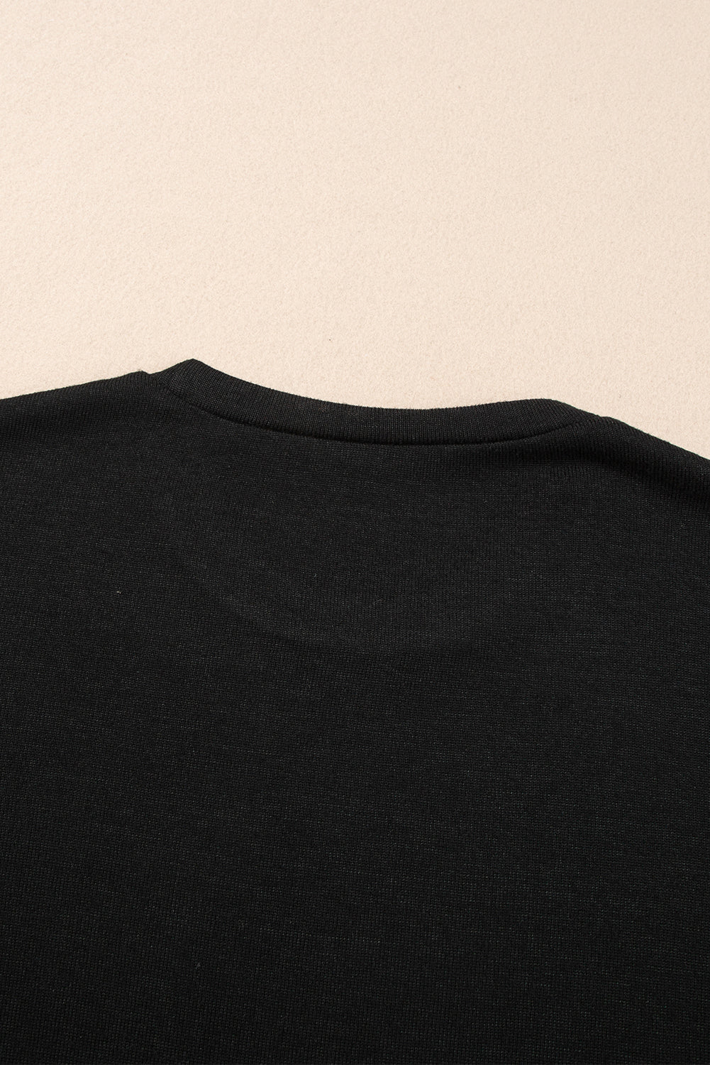 Schwarzes, geripptes Rundhals-T-Shirt mit Spleißärmeln