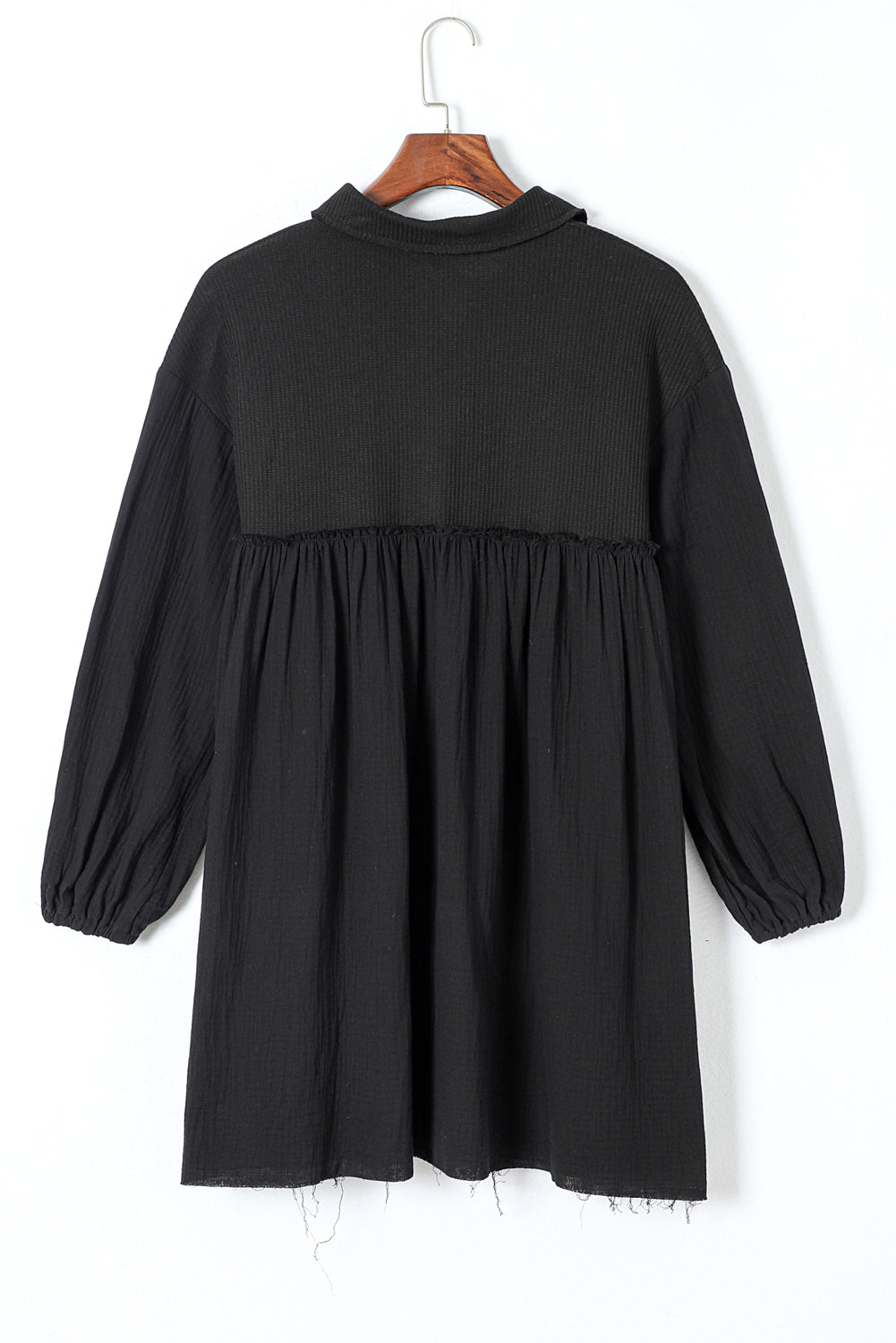 Robe chemise noire froissée à manches bouffantes et patchwork