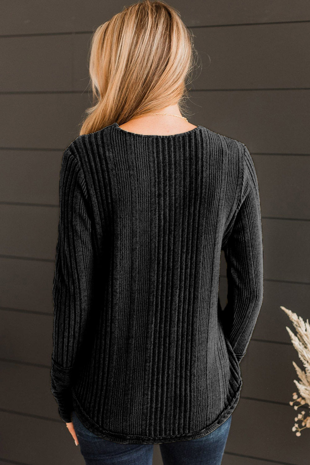 Crna rebrasta pletena majica s V izrezom i kopčanjem