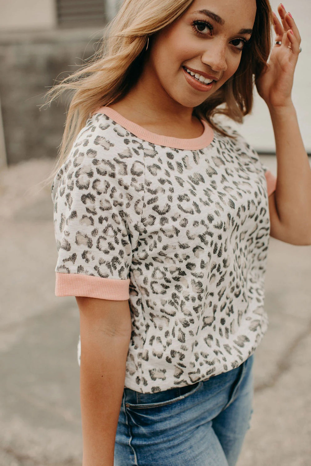 Rožnata majica z leopardjim prirobkom