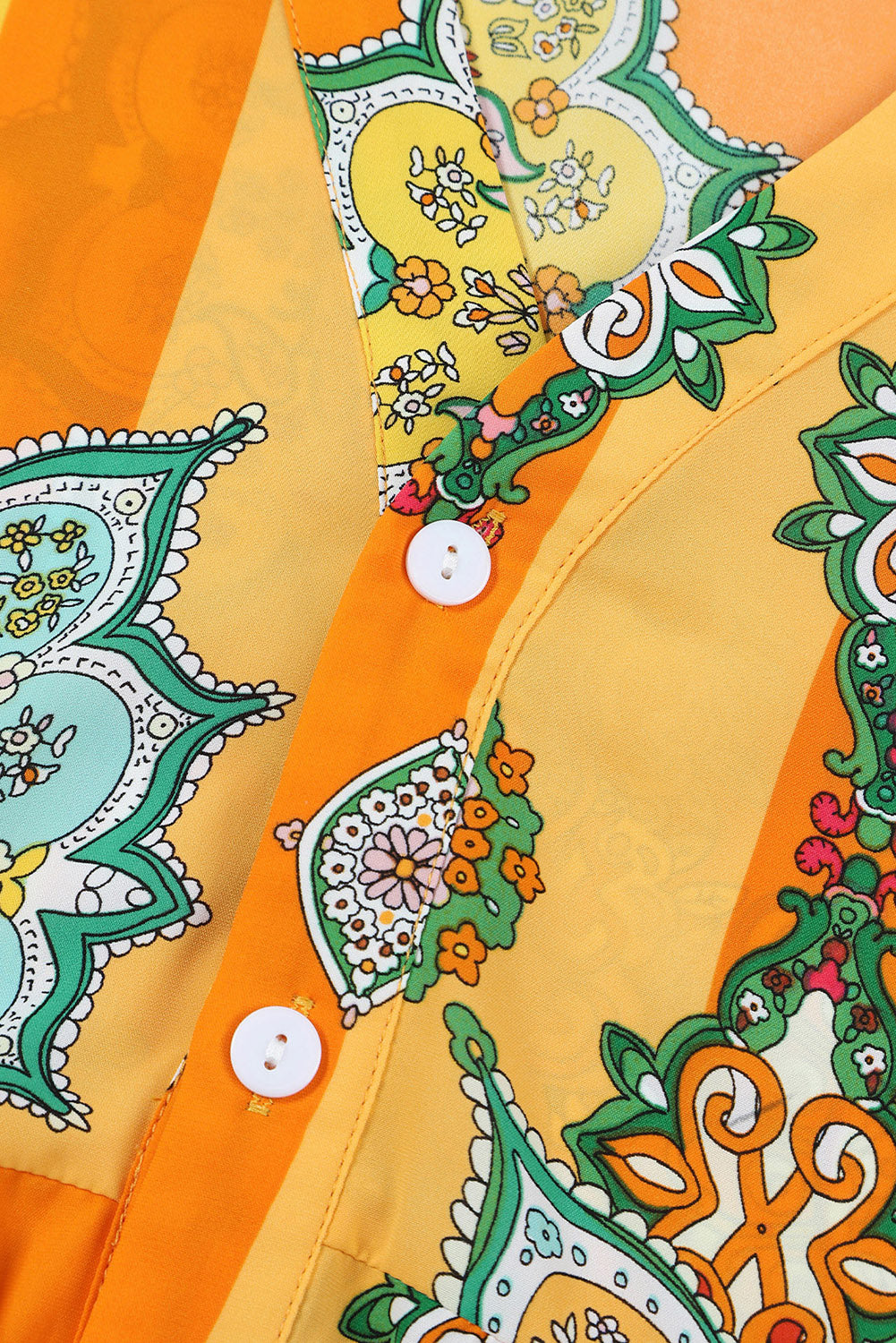 Orangefarbenes Boho-Minikleid mit geometrischem Print und geknöpftem V-Ausschnitt