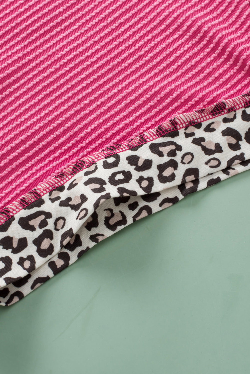 Top con cordoncino taglie forti con scollo a V e maniche corte con finiture leopardate rosa rosso