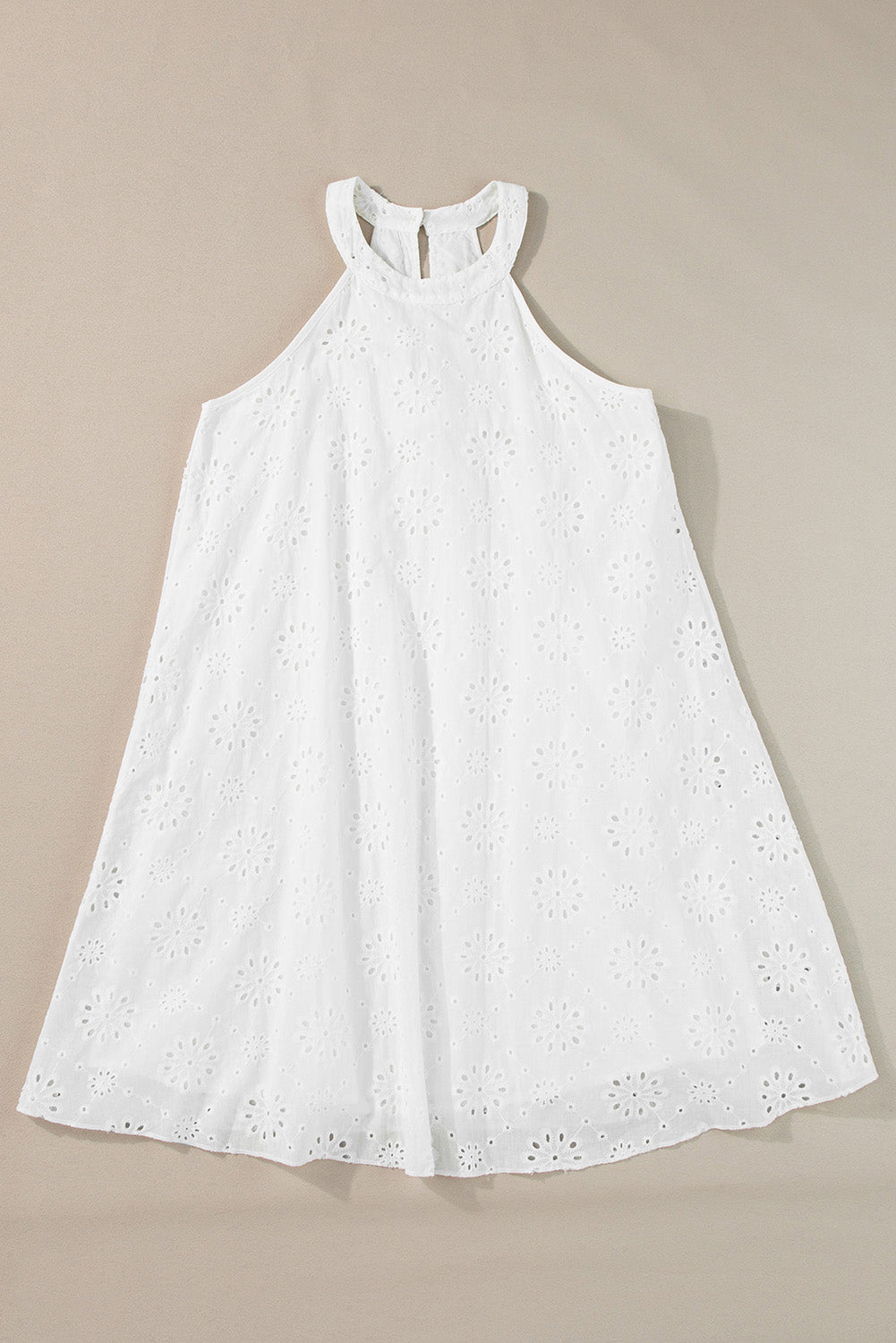 Weißes, ärmelloses Boho-Kleid mit Lochmuster und Neckholder