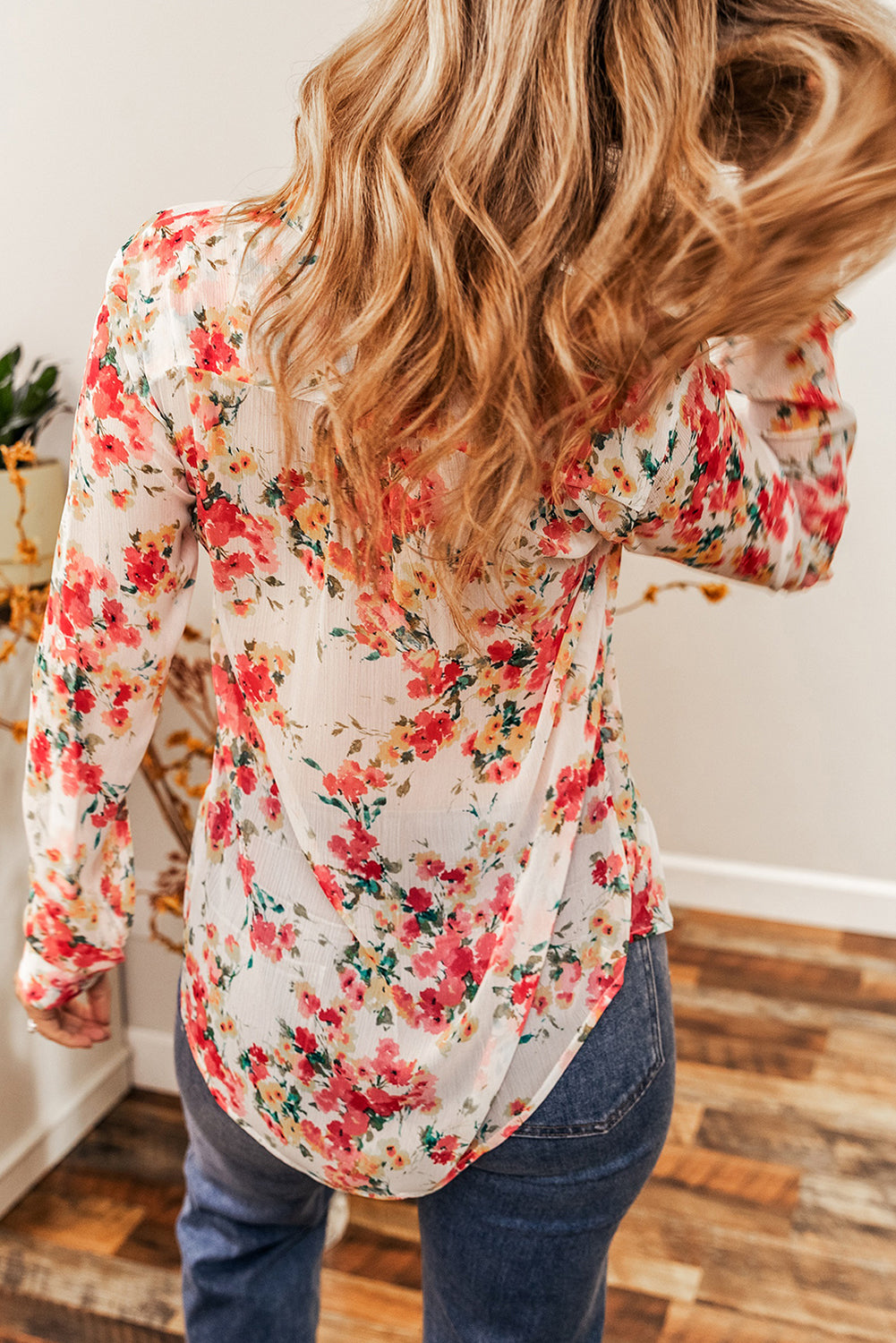 Camicia con taschino sul petto con stampa floreale vivace