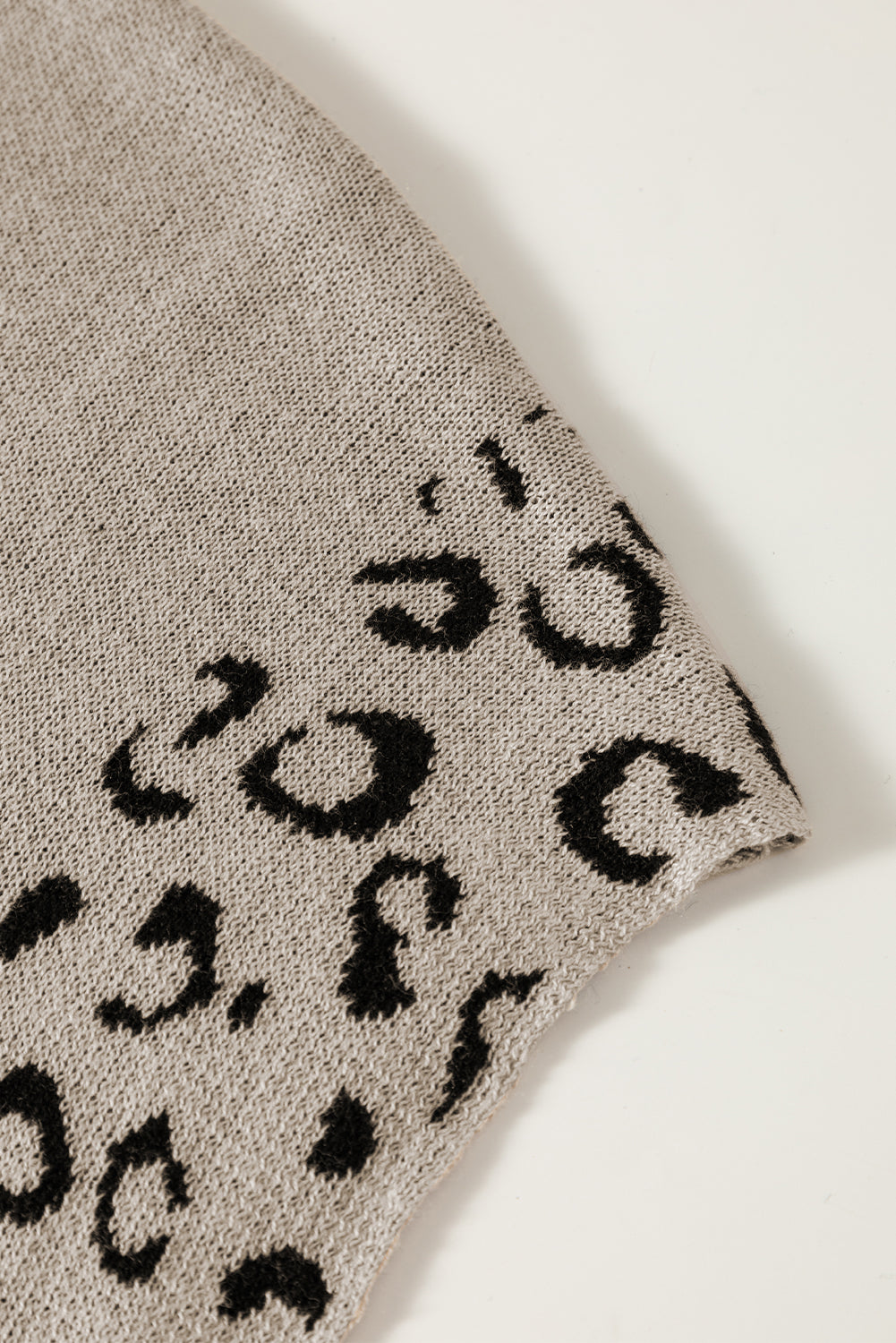 Široki pulover s visokim izrezom i kratkim rukavima u obliku dima sivog leoparda