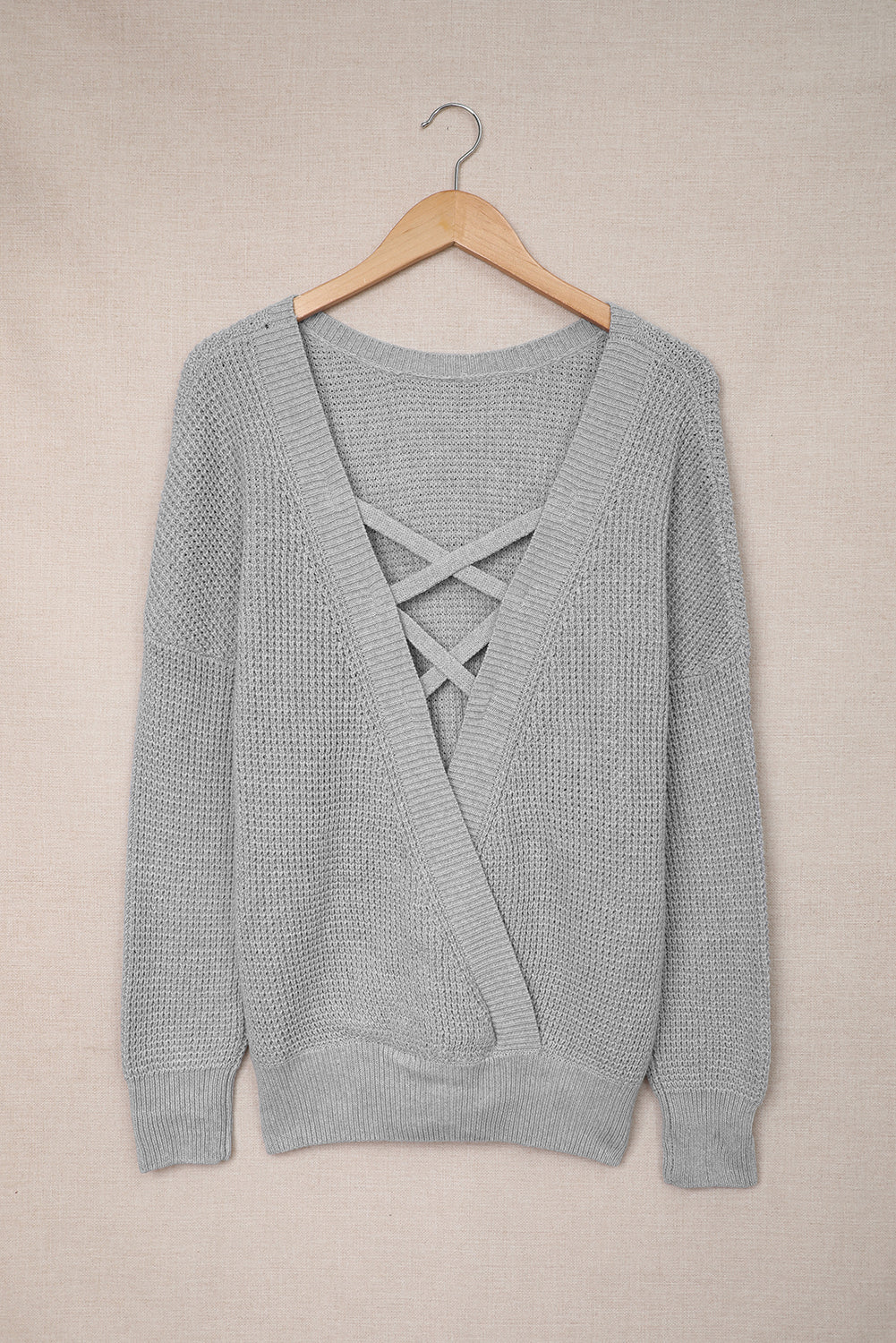 Siv pulover z izdolbenim hrbtom v križu