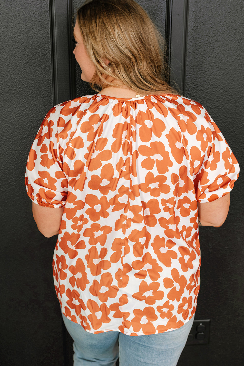 Narančasta bluza s V izrezom i kratkim rukavima s cvjetnim uzorkom veće veličine