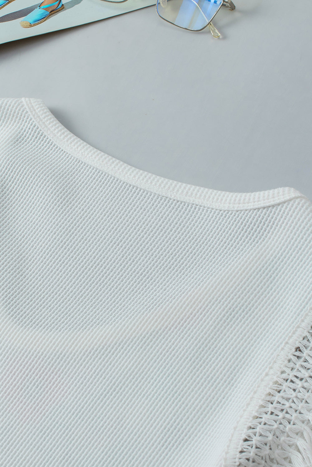 Bela kvačkana majica z resicami iz čipke iz gaze s cvetličnim naborom