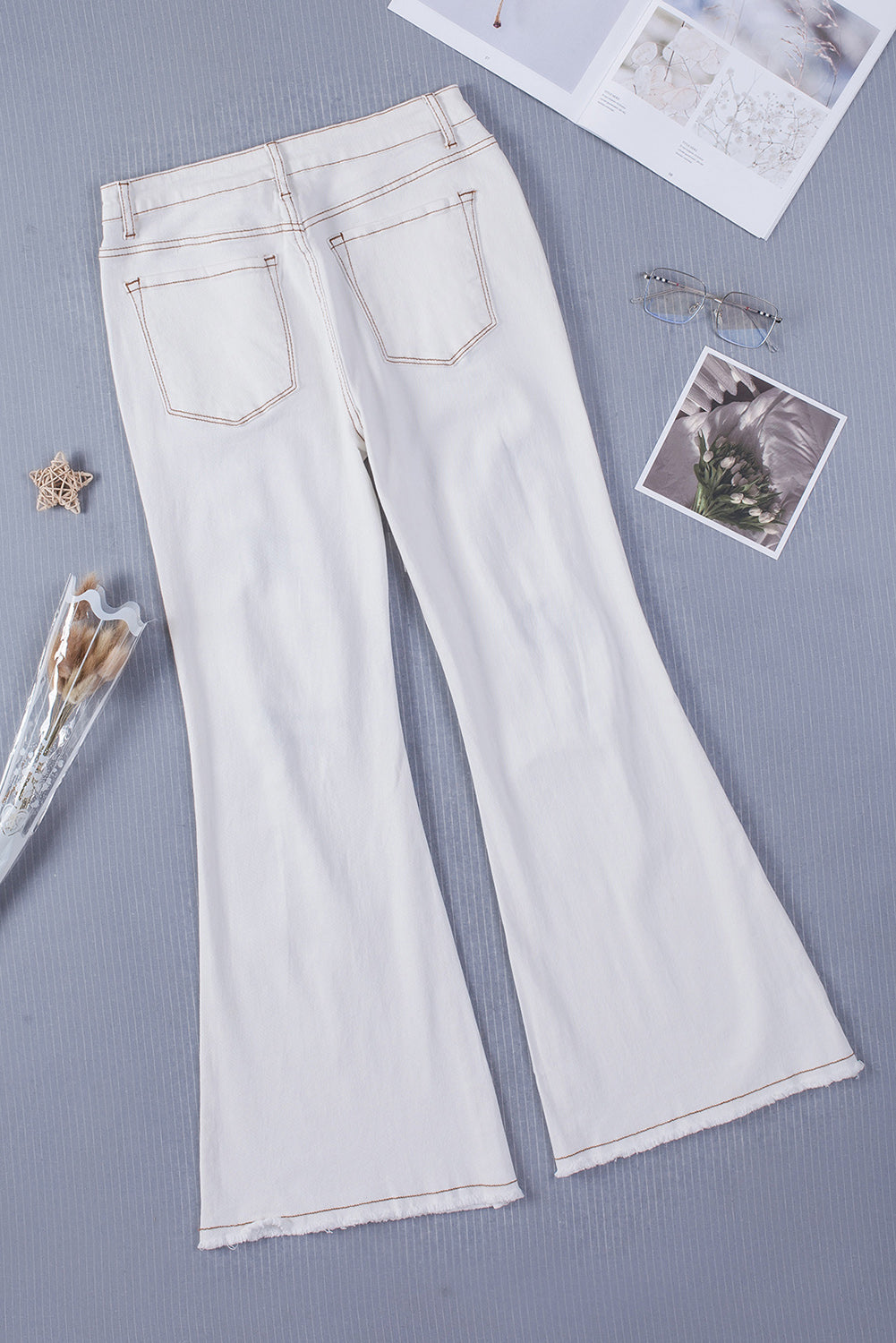 Jeans svasati con bottoni e spacchi invecchiati bianchi lavati chiari
