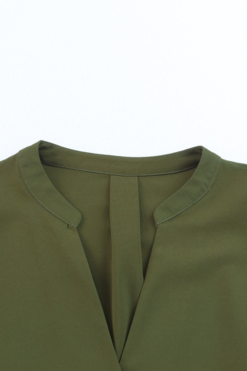 Grünes, geschlitztes Hemdkleid mit V-Ausschnitt und Rüschenärmeln