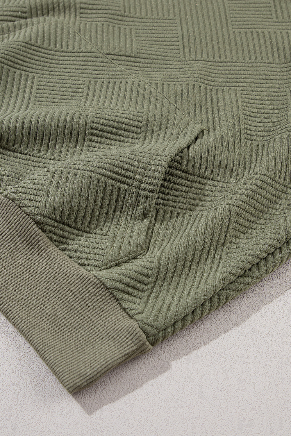Blijedo kaki teksturirana pletena majica s klokanovim džepovima