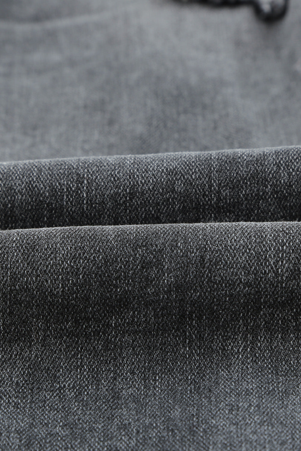 Sive strgane kavbojke z vrvico in luknjami v pasu