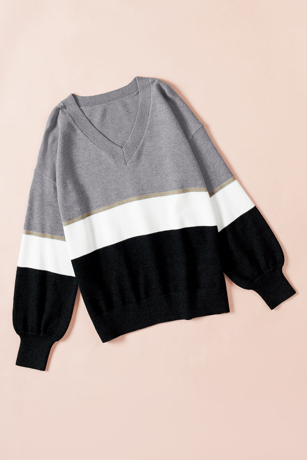 Sivi pulover s V izrezom u boji