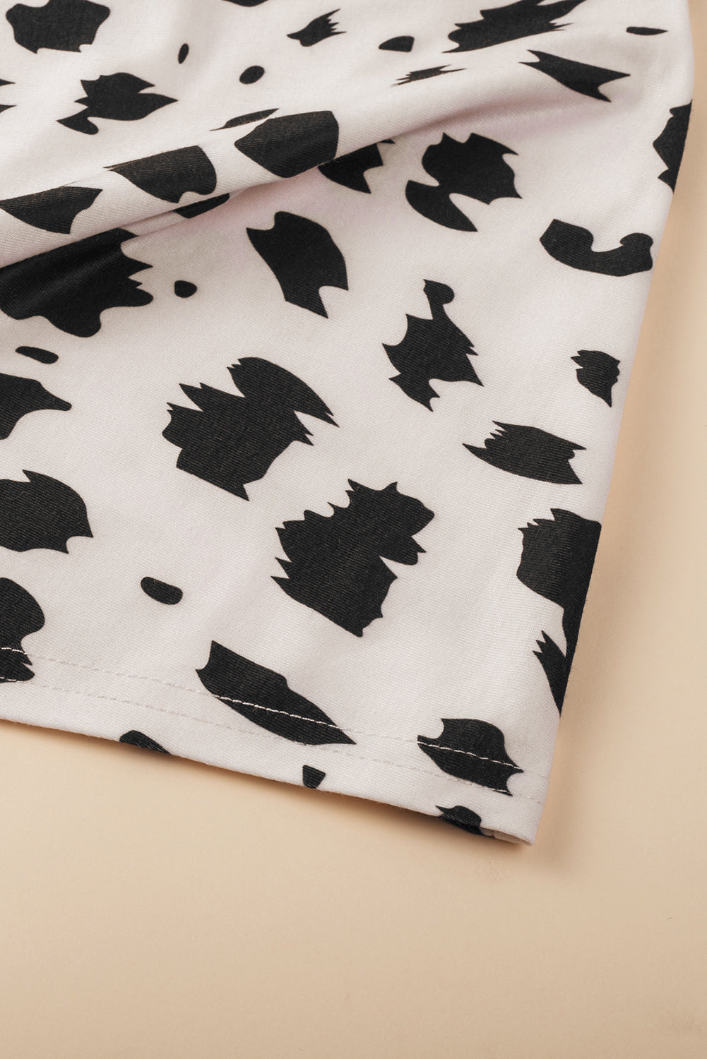 Kaki majica s kratkimi rokavi z zasukanimi izrezi v obliki netopirjevih rokavov v barvi leoparda