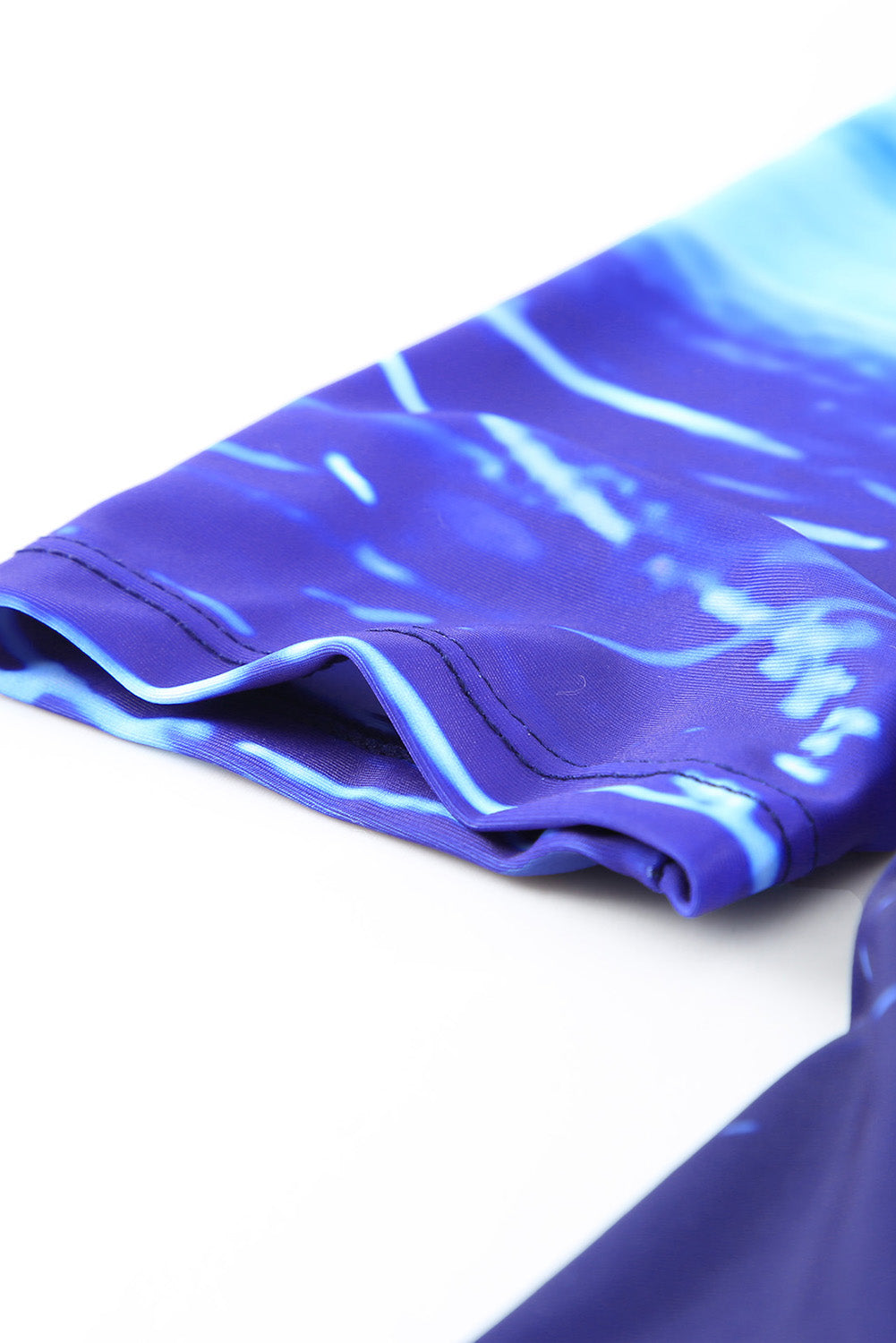 Maillot de bain une pièce imprimé bleu avec fermeture éclair sur le devant et manches mi-longues