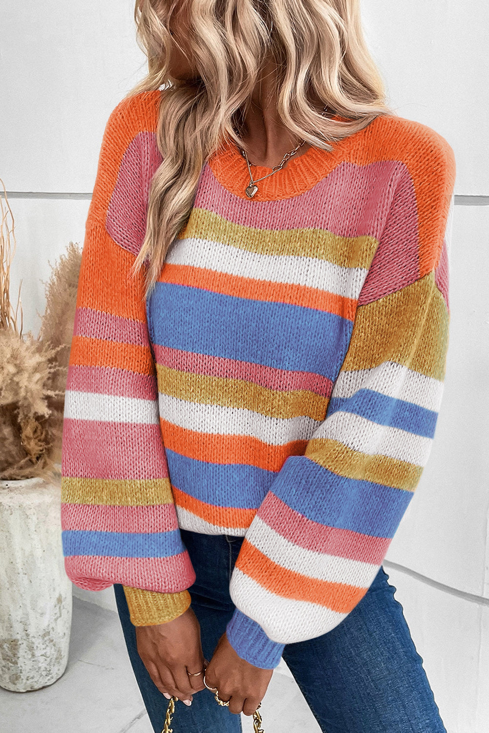 Večbarvni črtasto pleten pulover z napihnjenimi rokavi na spuščena ramena