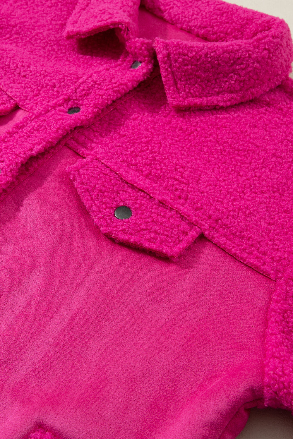 Svetlo roza jakna z gumbi iz umetnega semiša Sherpa Patchwork