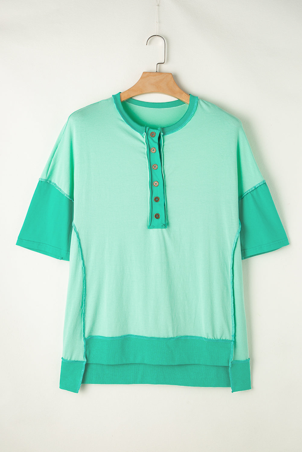 T-shirt con mezzo bottone patchwork di colore verde brillante a contrasto