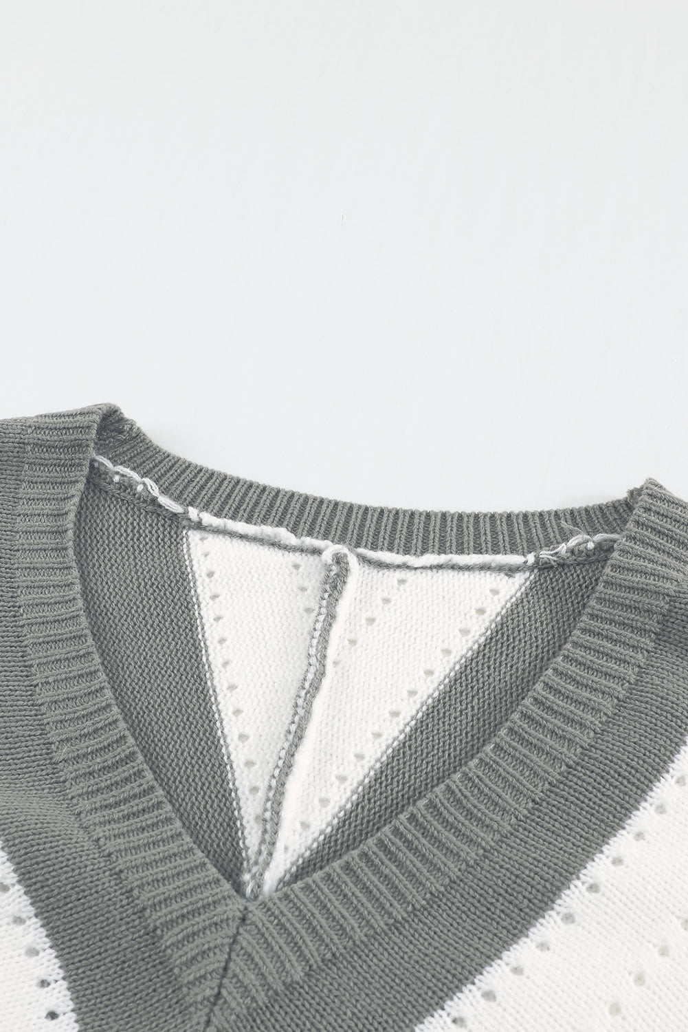 Grau gestreifter Colorblock-Strickpullover mit V-Ausschnitt