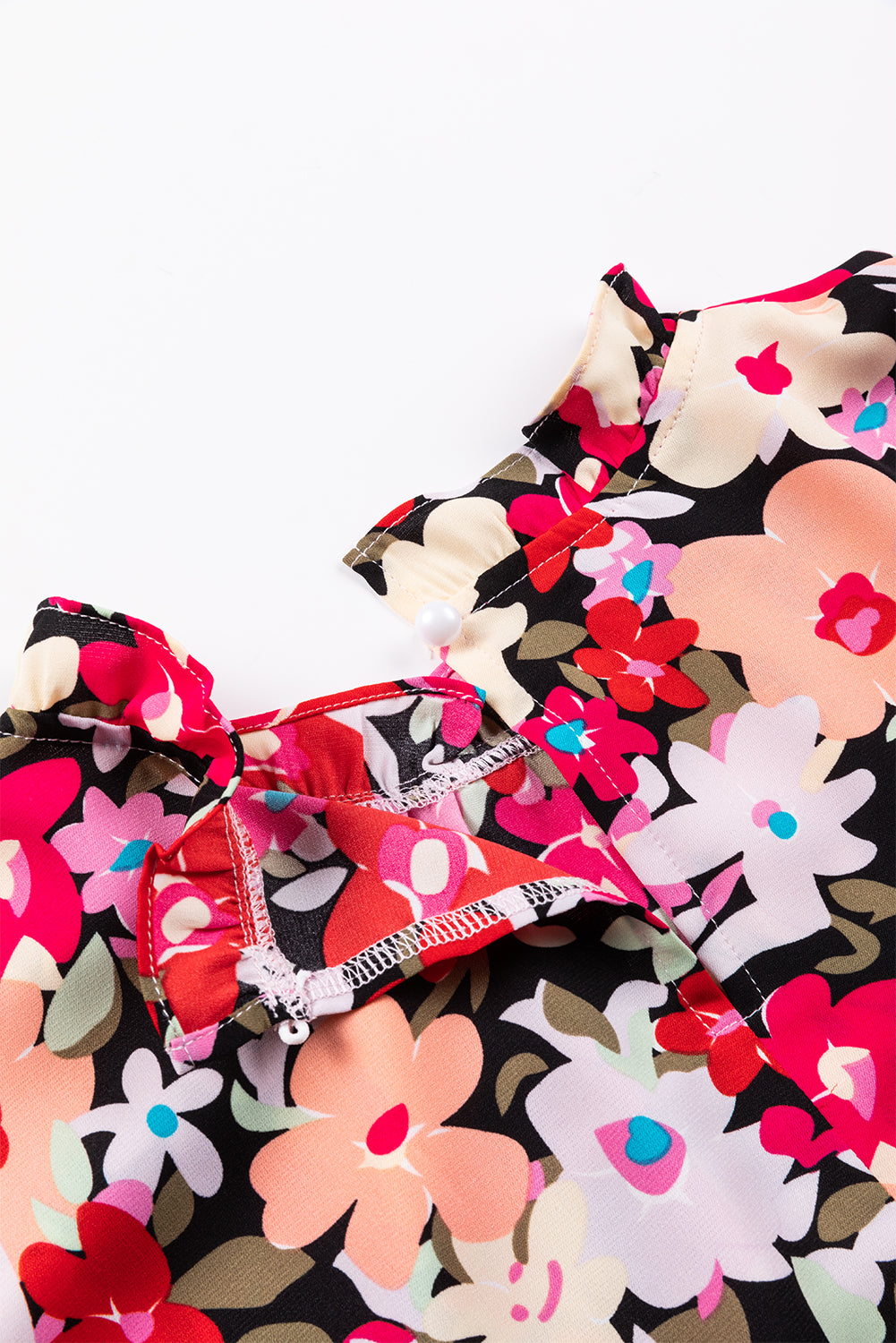 Rosenbedruckte Blumenbluse mit gerafftem Halsausschnitt und gerafften Armbandärmeln