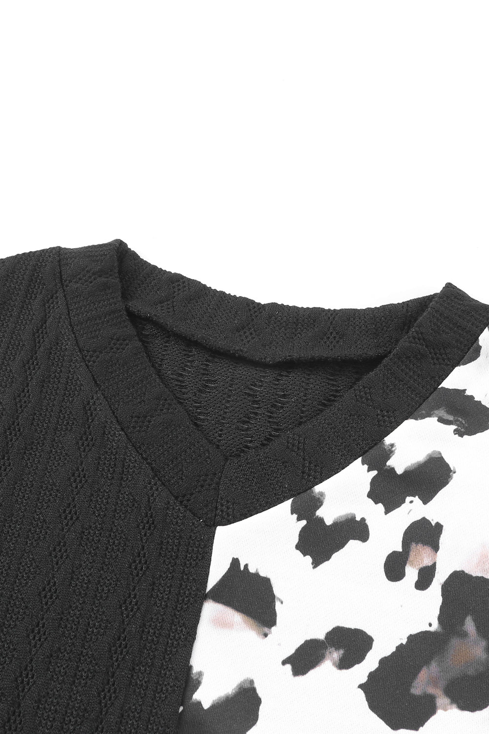 Bež asimetrični pulover z v-izrezom in širokimi rokavi v obliki leoparda