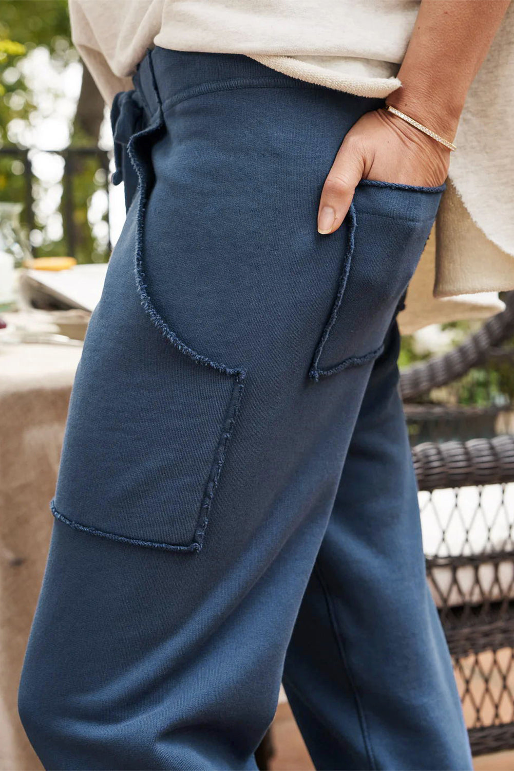 Pantalon de jogging bleu marine avec poches effilochées et cordon de serrage