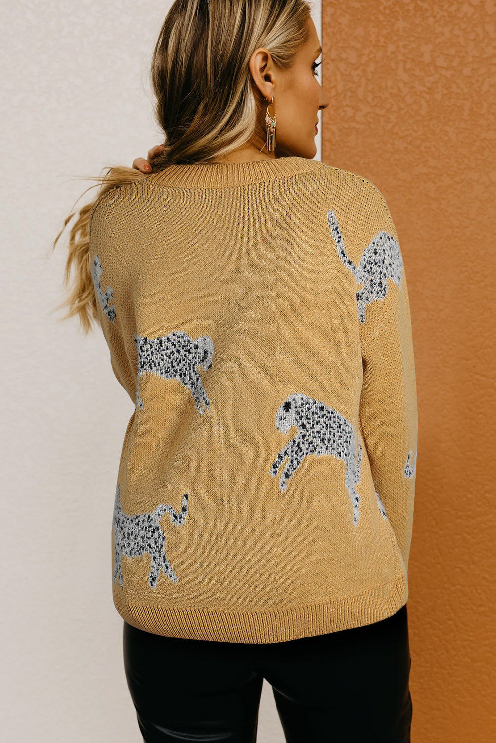 Pulover z okroglim izrezom s kameljim mehkim gepardom