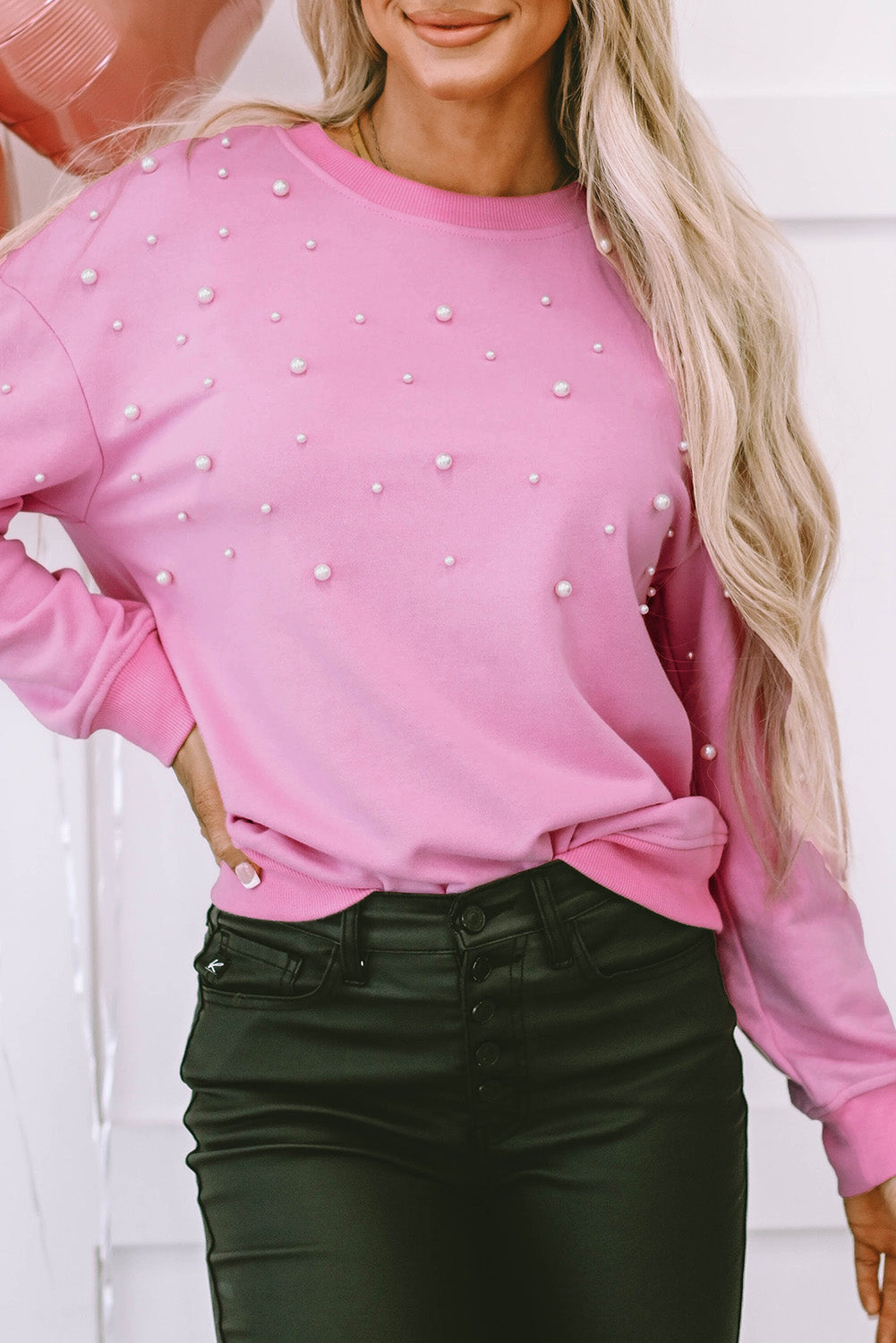 Geripptes Sweatshirt mit Rundhalsausschnitt und Bonbon-Perlendetail