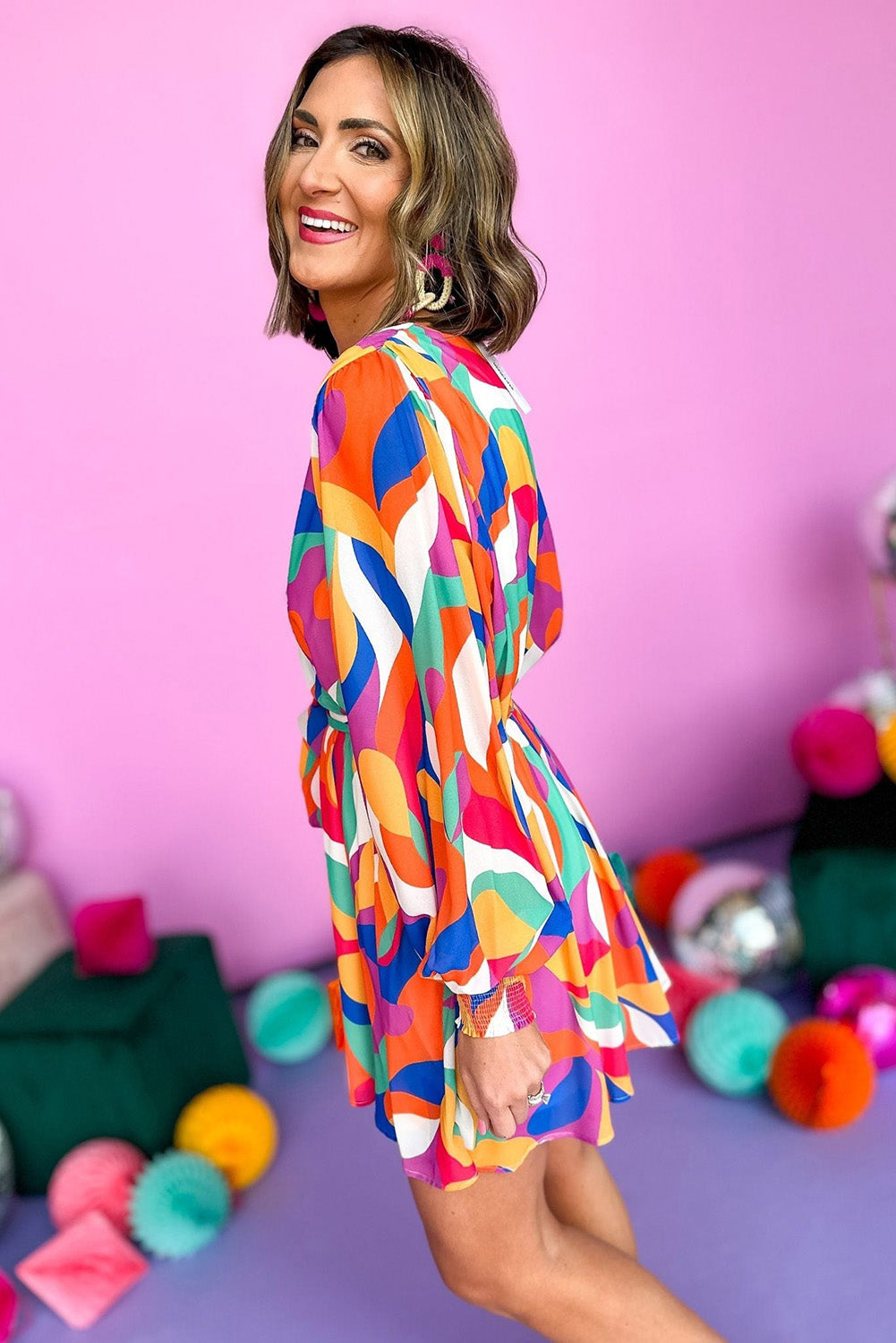 Mini-robe multicolore à manches bouffantes et ceinture imprimée abstraite