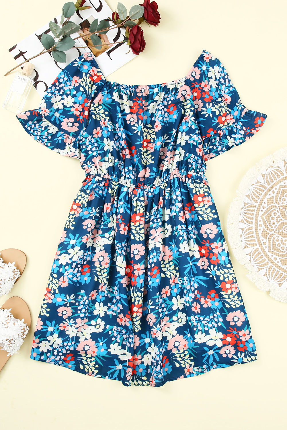 Blaues Kleid mit Rüschen und Blumenmuster und eckigem Ausschnitt