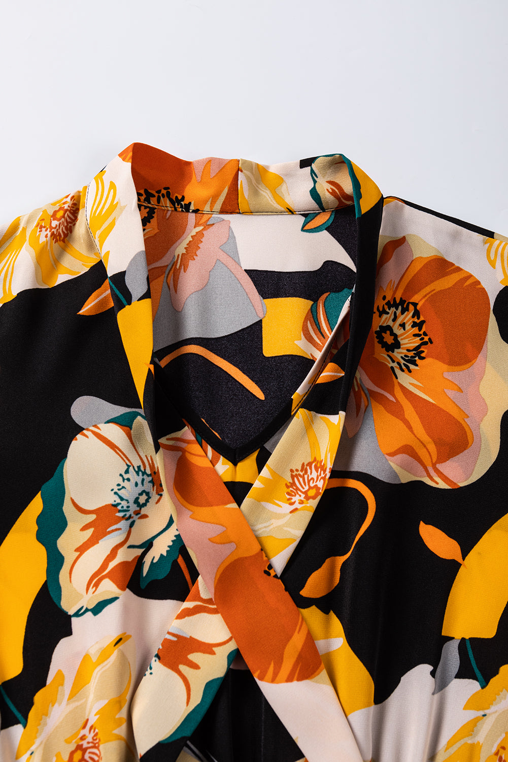 Narančasta haljina dugih rukava s vezanim izrezom i cvjetnim printom