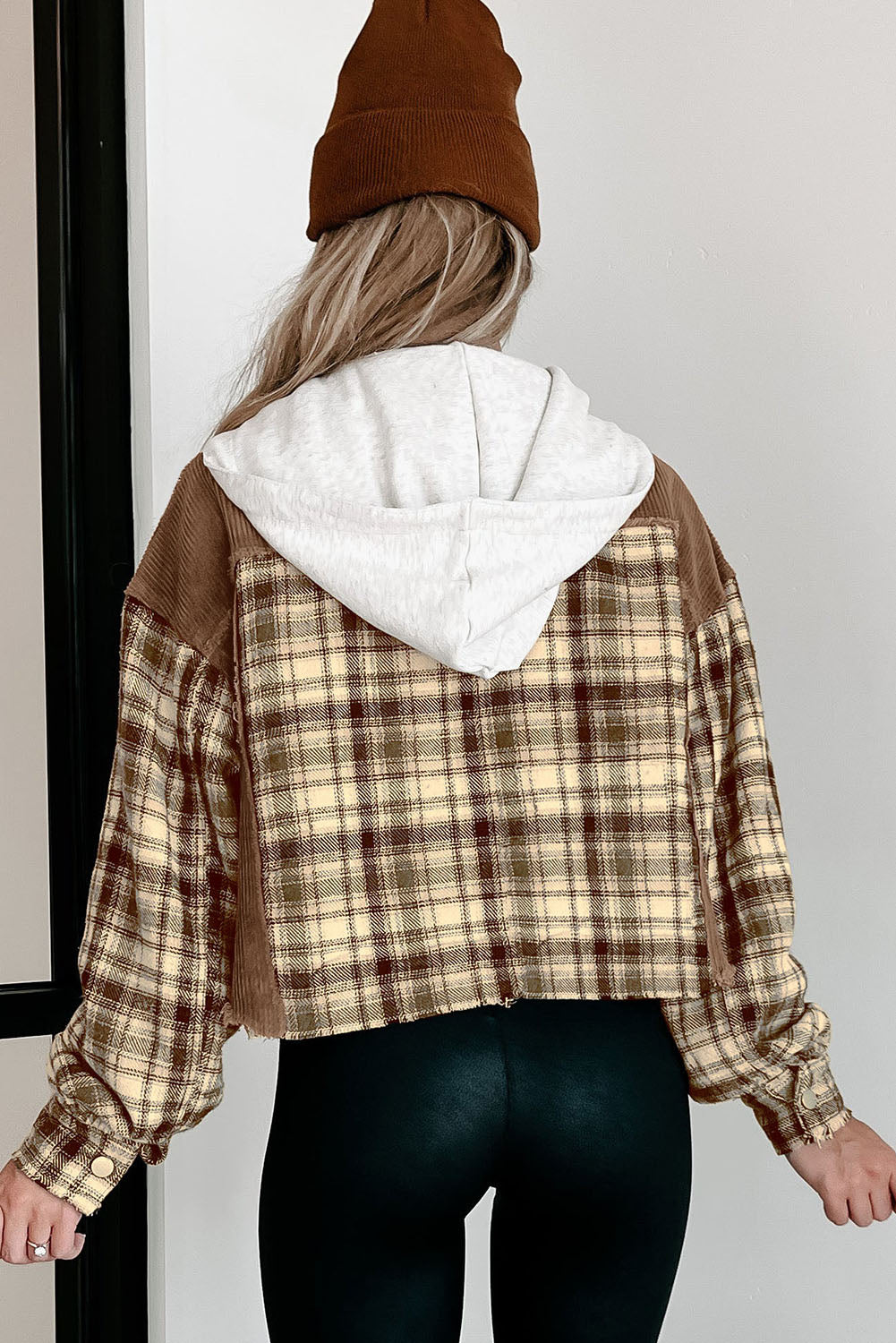 Rjava karirasta patchwork skrajšana jakna s kapuco