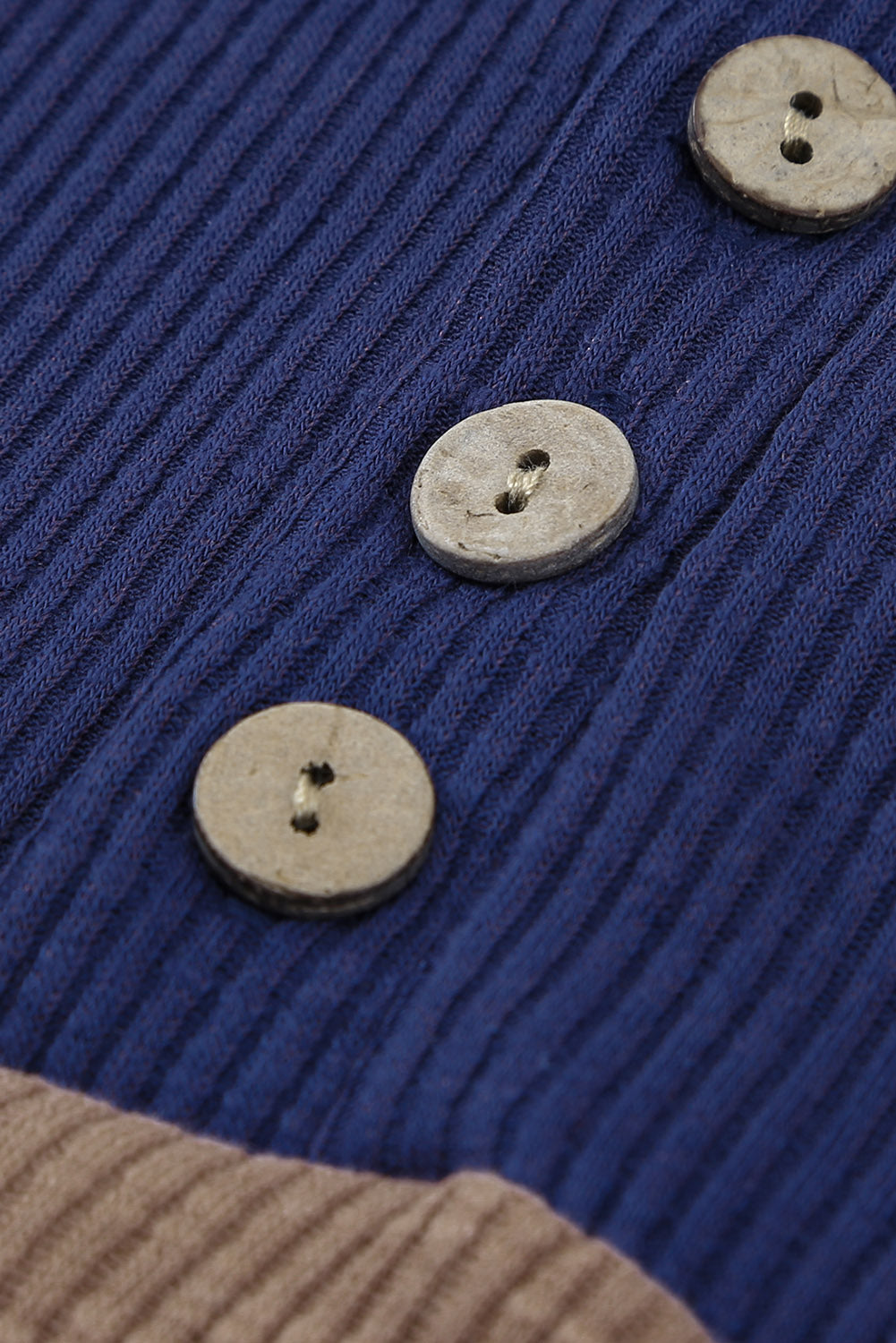 Blaues, langärmliges Top mit gerippter Spitze und gespleißtem Farbblock