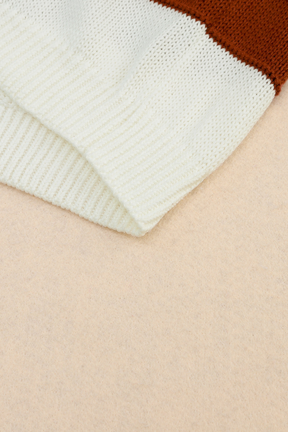 Pleteni pulover s V izrezom s prugastim uzorkom kave