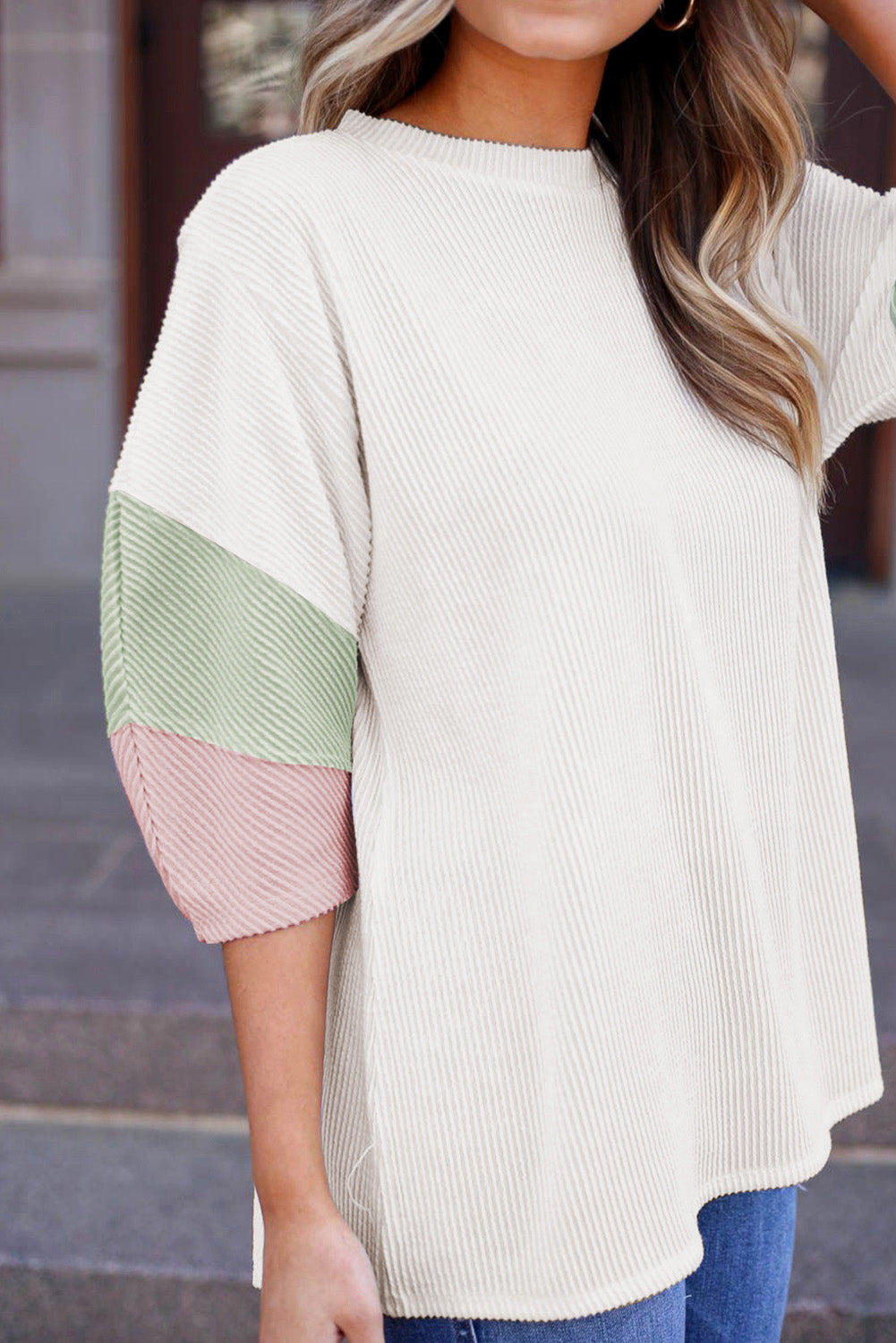 Haut blanc à manches quarts en tricot côtelé à blocs de couleurs