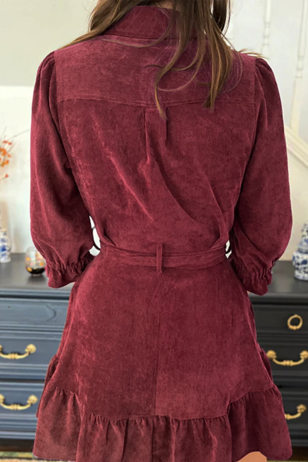 Rotes Dahlia-Hemdkleid aus Cord mit Kragen und Knöpfen vorne und gerüschtem Saum