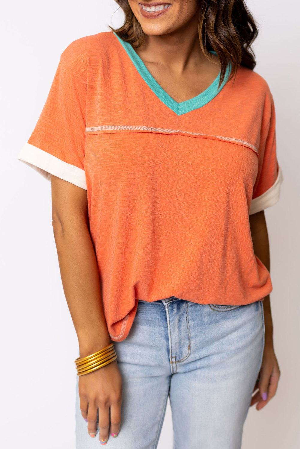 Majica s kratkimi rokavi z izpostavljenimi šivi v barvi grenivke in oranžne barve z V-izrezom