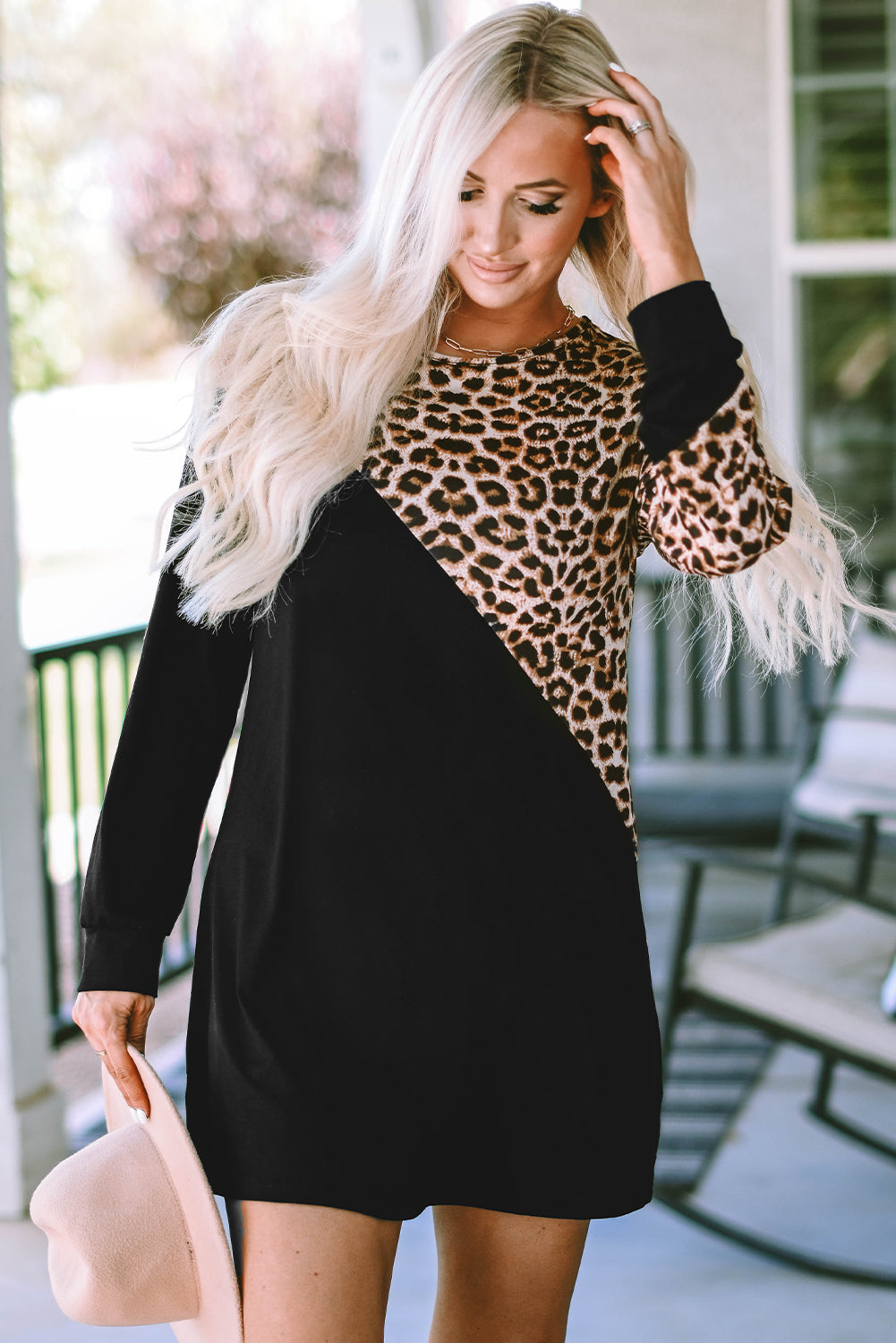 Mini-robe asymétrique à épaules dénudées et color block léopard noire