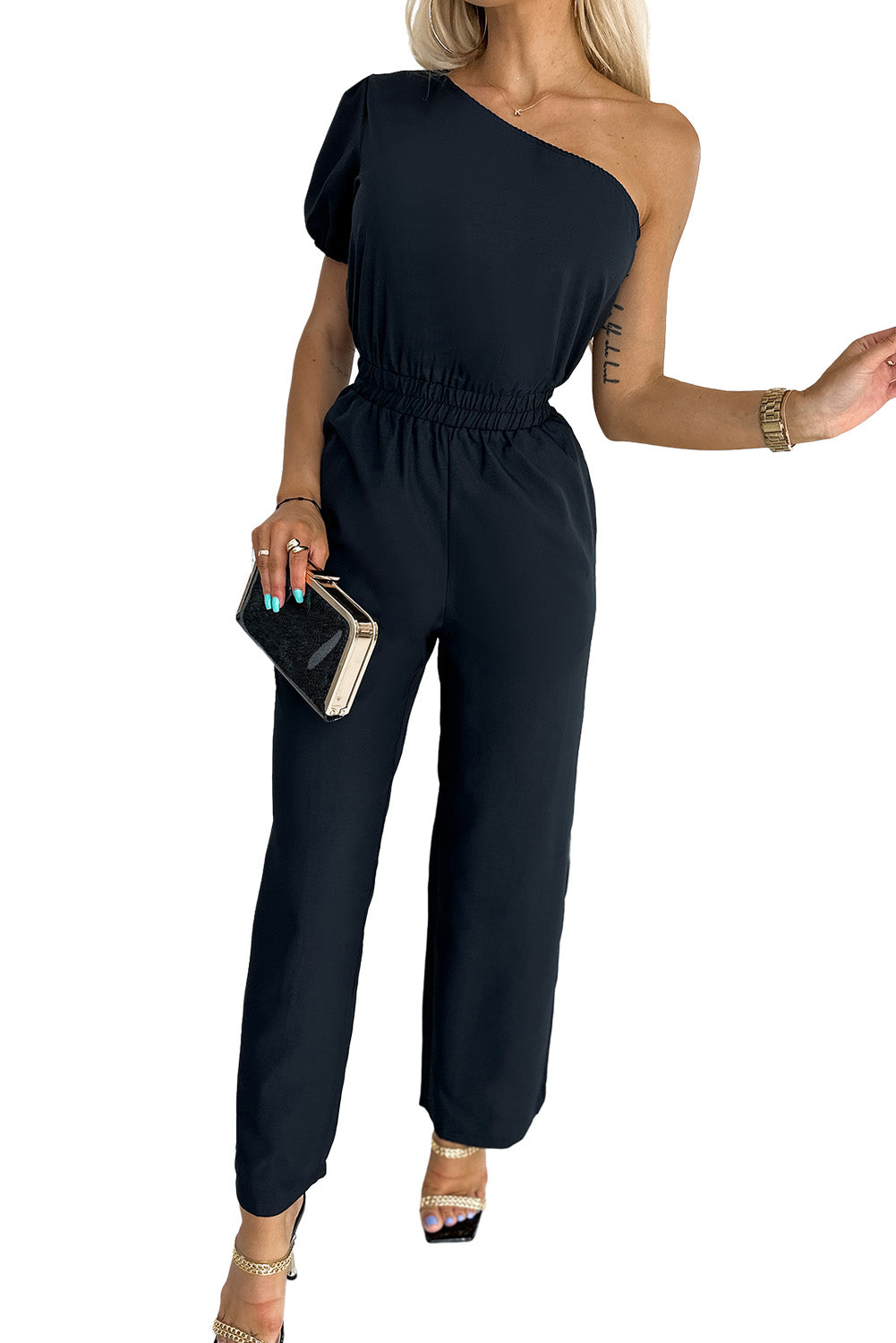 Črn elastičen kombinezon z visokim pasom in napihnjenimi rokavi na enem ramenu