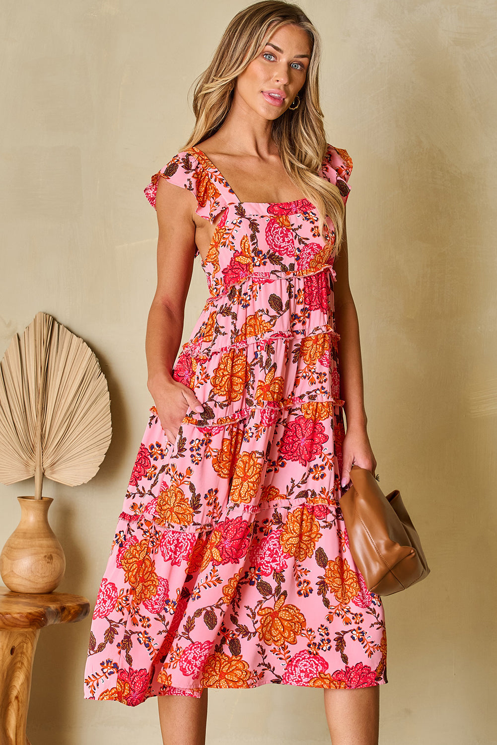 Ružičasta midi haljina s naboranim lepršavim rukavima s četvrtastim izrezom i cvjetnim izrezom