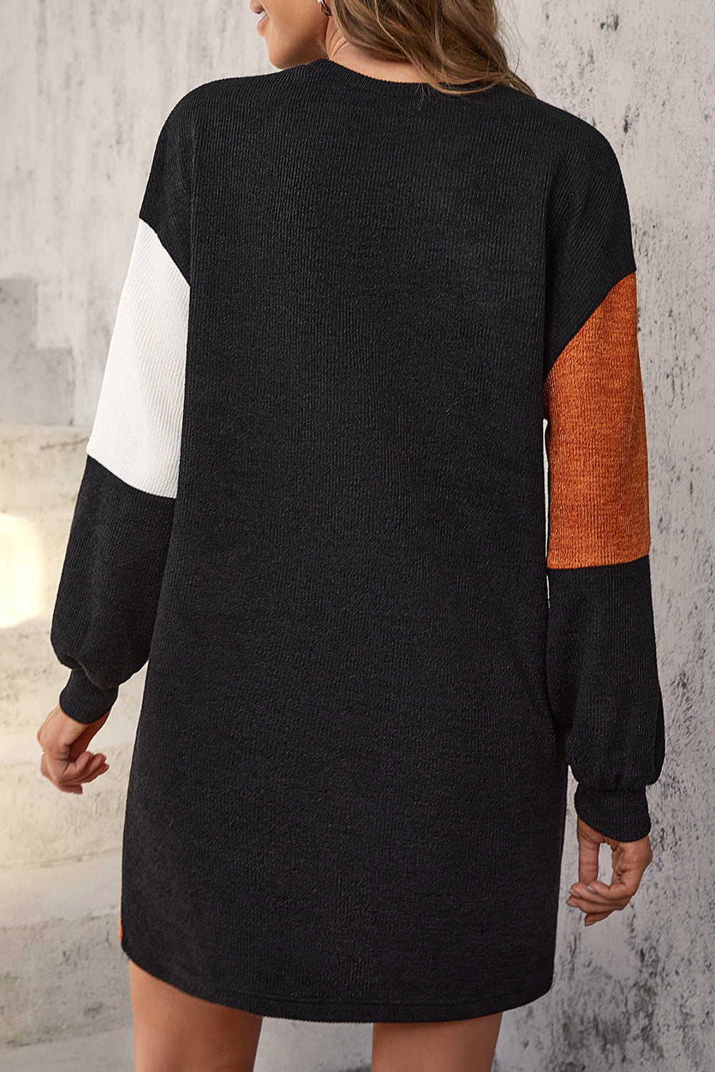 Mini abito in maglia a costine con spalle scoperte a blocchi di colore nero