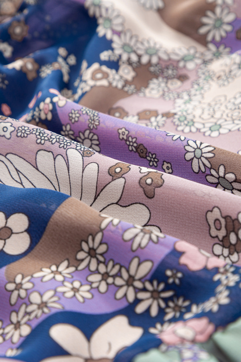 Vijolična vintage kratka obleka s cvetličnimi napihnjenimi rokavi in ​​naborki