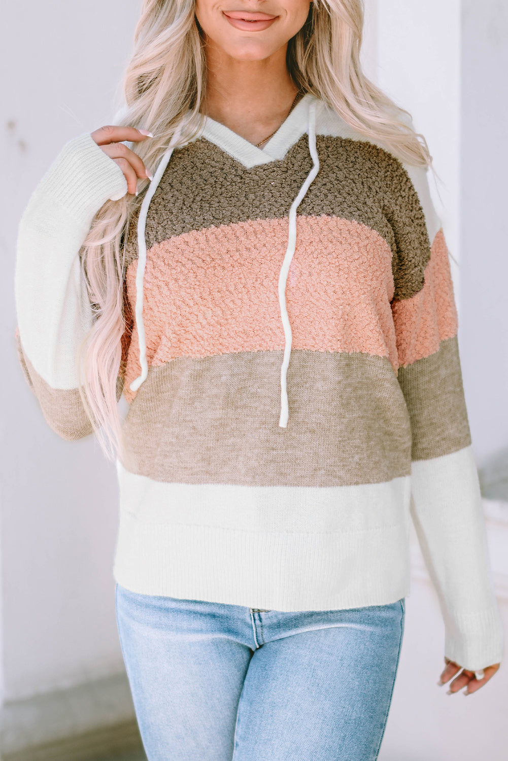 Pleten pulover s kapuco z vrvico v roza barvah