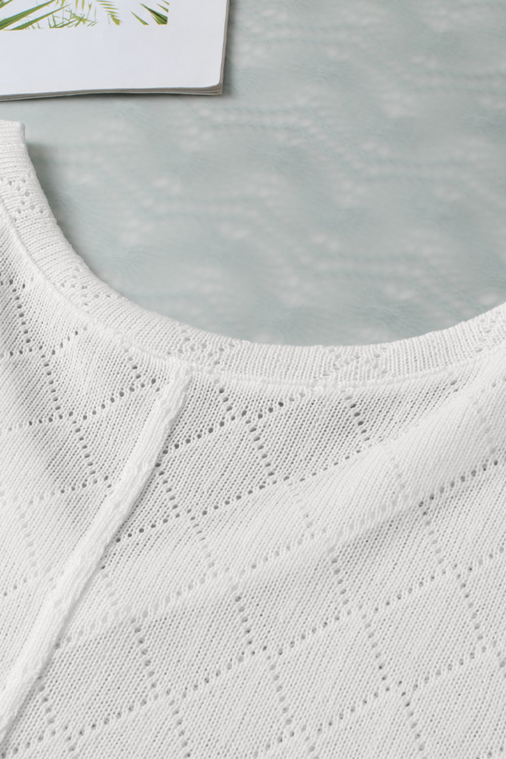 Bela pletena bluza z v-izrezom