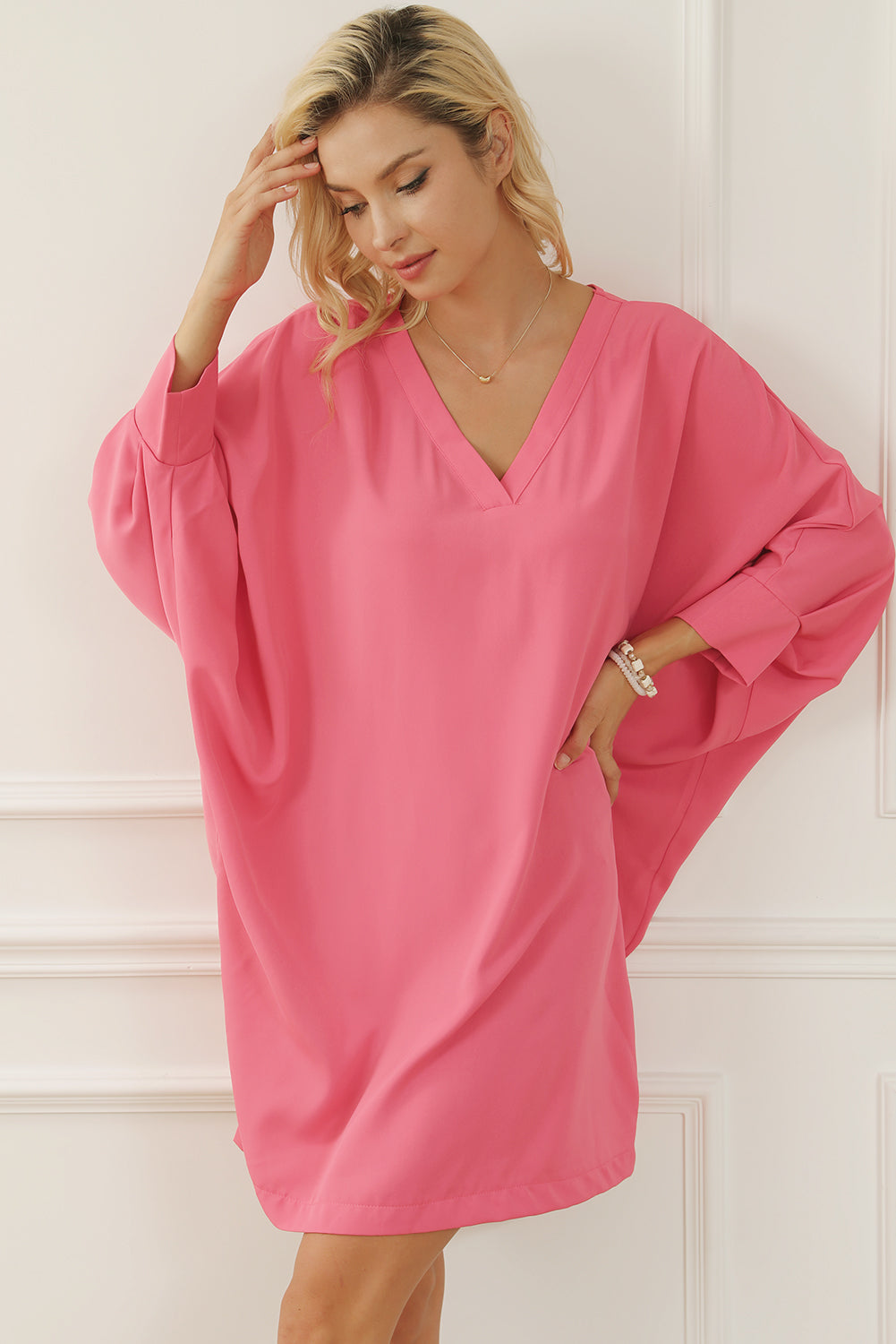 Jagodasto ružičasta kratka haljina s dolman rukavima s V izrezom