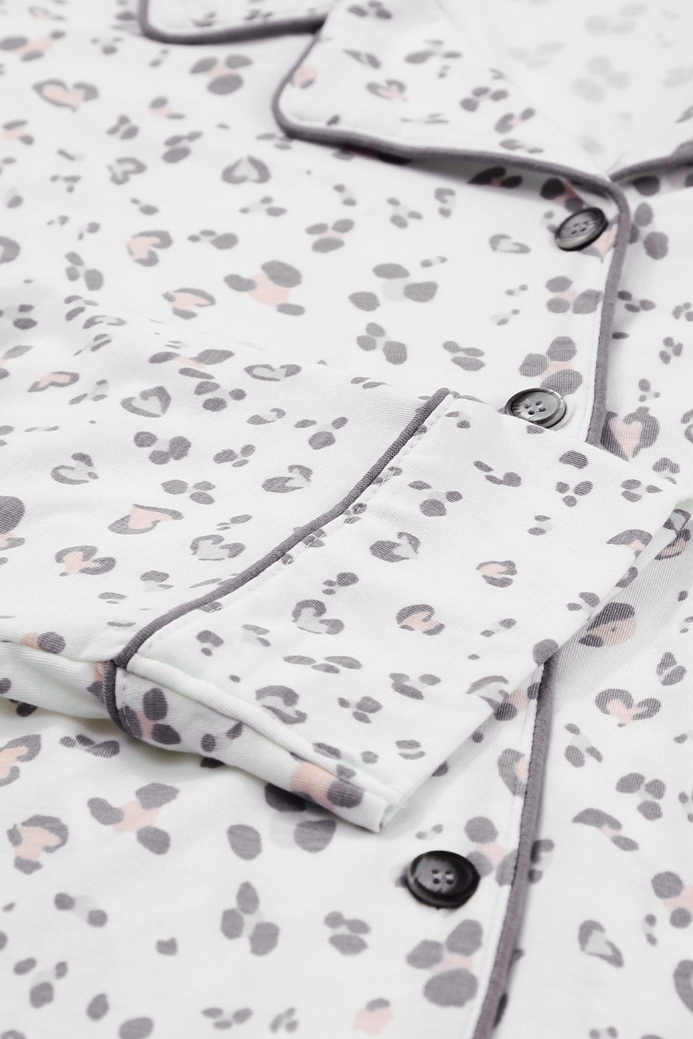 Weißes Pyjama-Set mit langen Ärmeln und Hosen mit Leopardenmuster